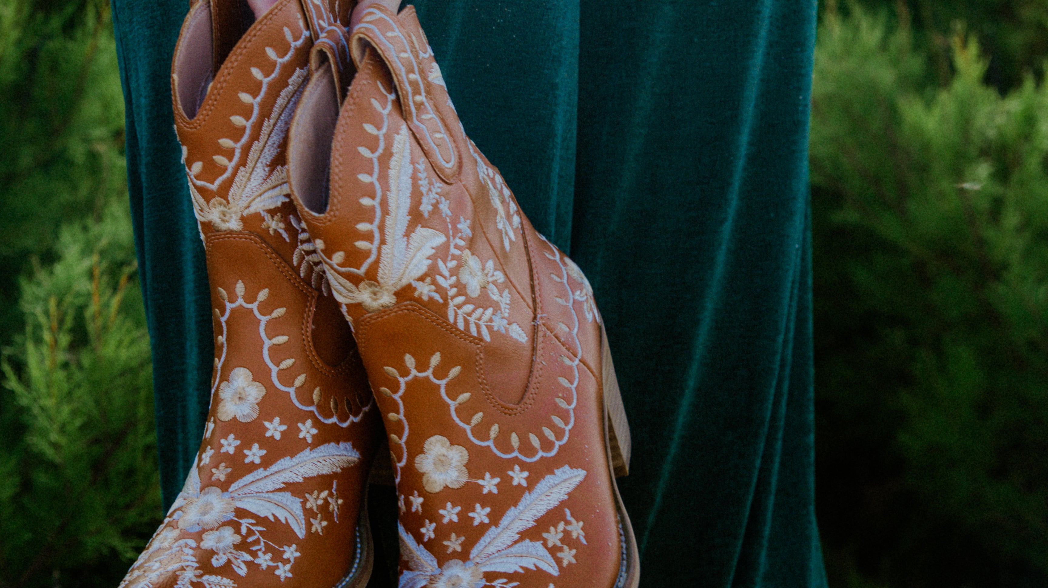 How to Style Maxi Dresses with Cowboy Boots for a Chic Autumn Look