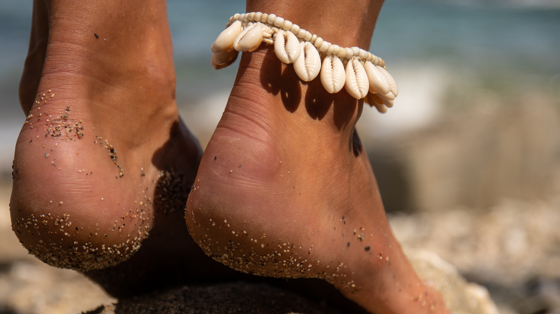 Embrace Summer Vibes with Stylish Anklets: A Must-Have Accessory!