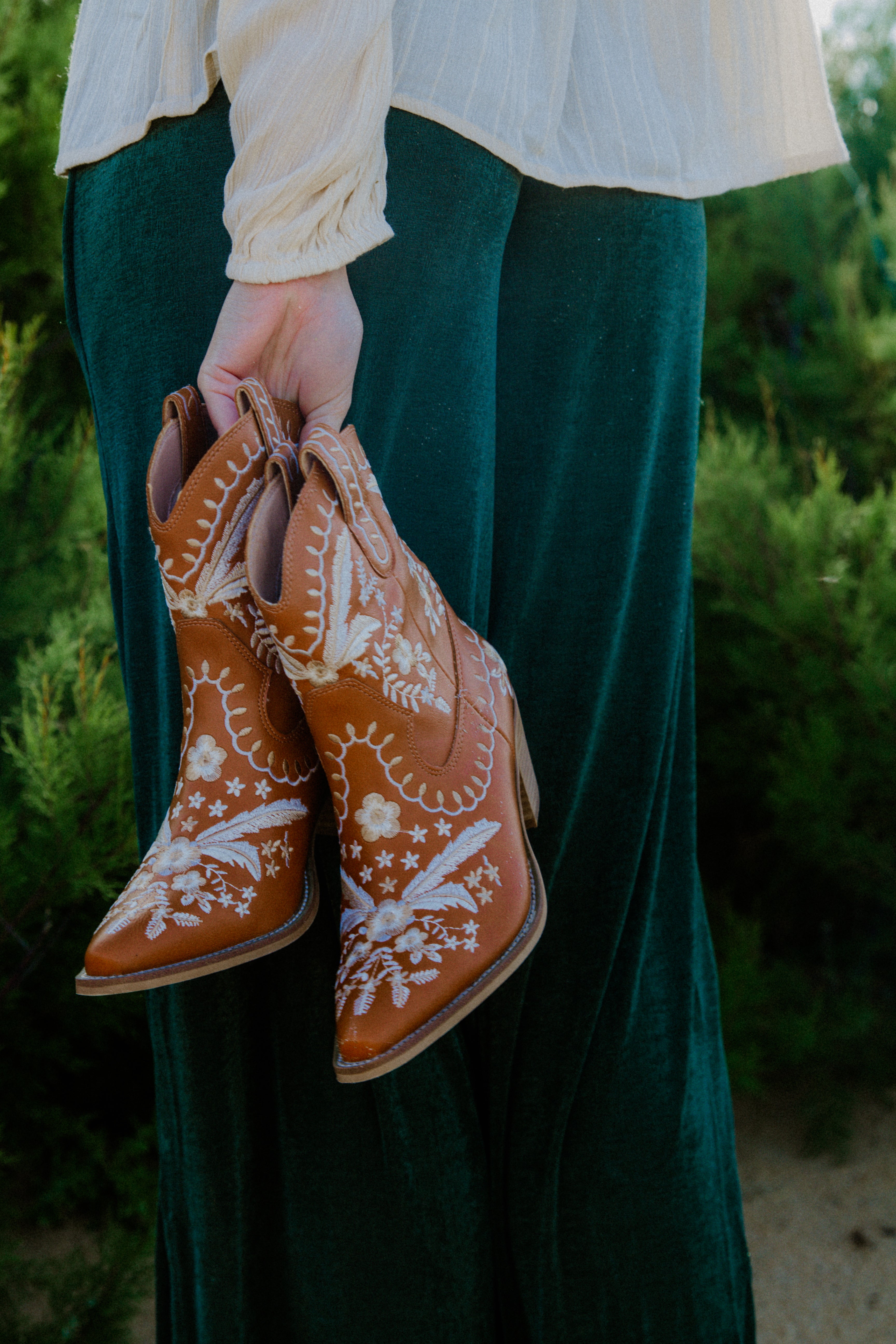 How to Style Maxi Dresses with Cowboy Boots for a Chic Autumn Look